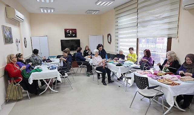 İyilik örüyor, çocukların yüreklerini ısıtıyorlar