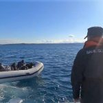 İzmir açıklarında kaçak göçmen hareketliliği: 43 kişi yakalandı