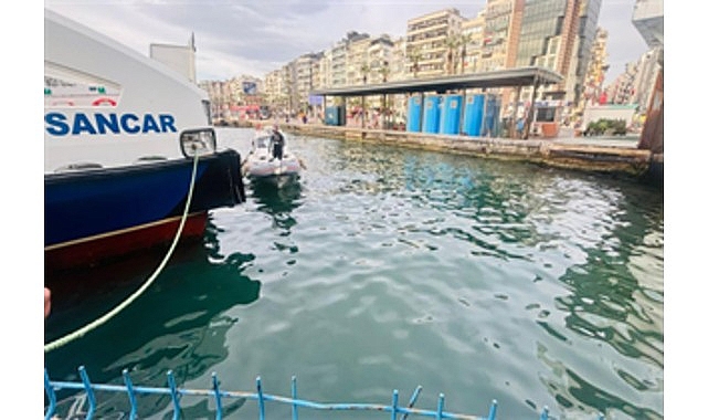 İzmir İtfaiyesi, iskele altında sıkışan kediyi kurtardı