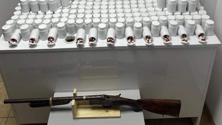 İzmir’de araçtan 17 bin sentetik hap çıktı