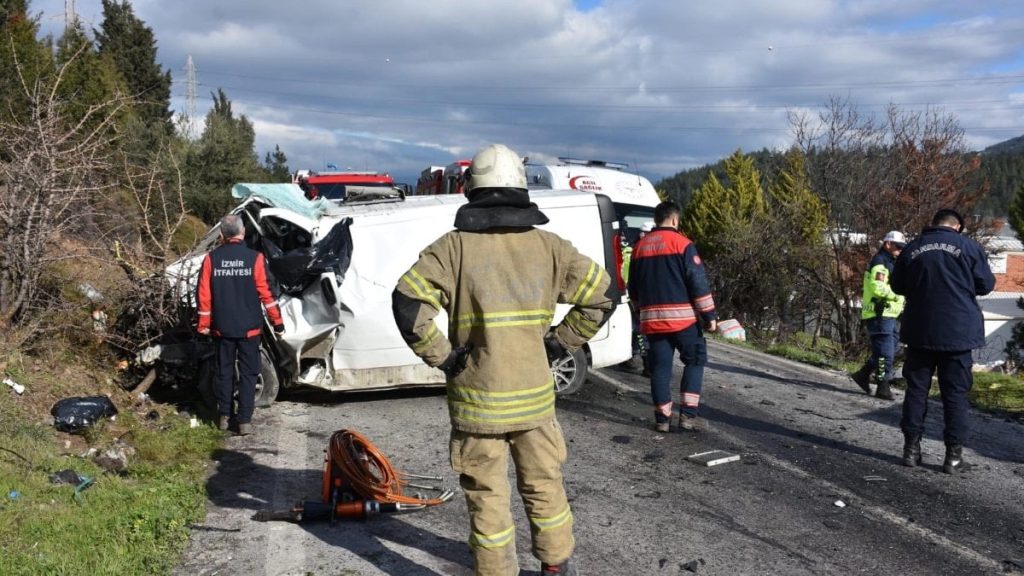 İzmir’de belediye otobüsü ile minibüs çarpıştı