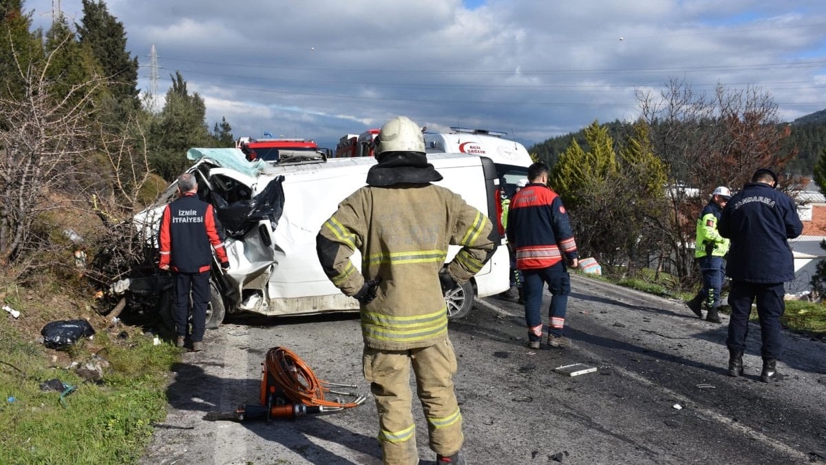 İzmir’de belediye otobüsü ile minibüs çarpıştı