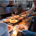 İzmir’de bir tabak yemekle hayatlar ısınıyor