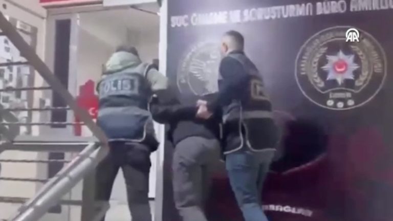 İzmir’de firari hükümlü saklandığı kümeste öksürünce yakalandı