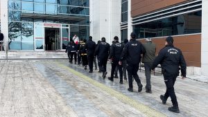 İzmir’de fuhşa aracılık ettiği tespit edilen 8 şüpheli gözaltına alındı