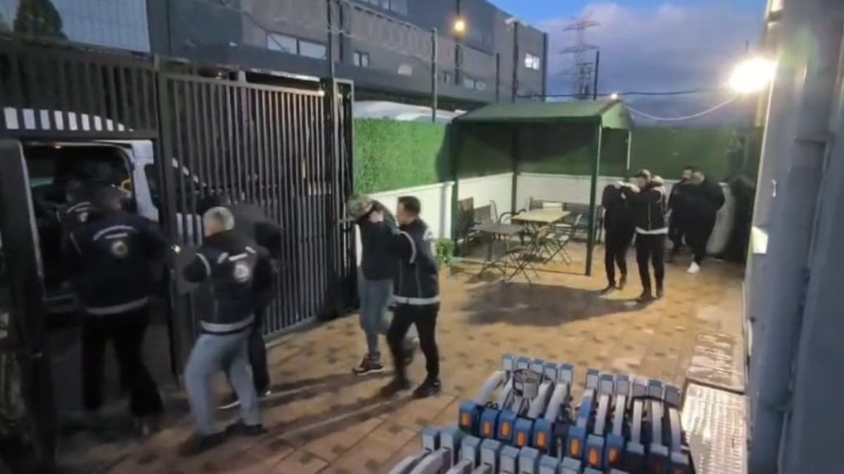 İzmir’de fuhuş operasyonu: 4 tutuklama