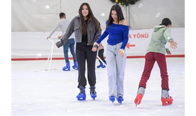 İzmir’de kışın keyfi buzda yaşanıyor