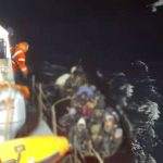 İzmir’de yarı batık haldeki bottan 37 sağ, 1 ölü kaçak göçmen çıkarıldı