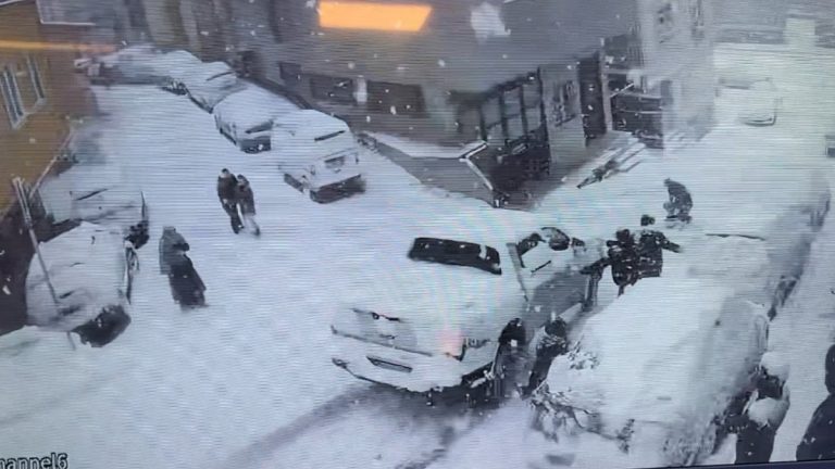 Kağıthane’de kartopu oynayan çocuklara kamyonet çarptı