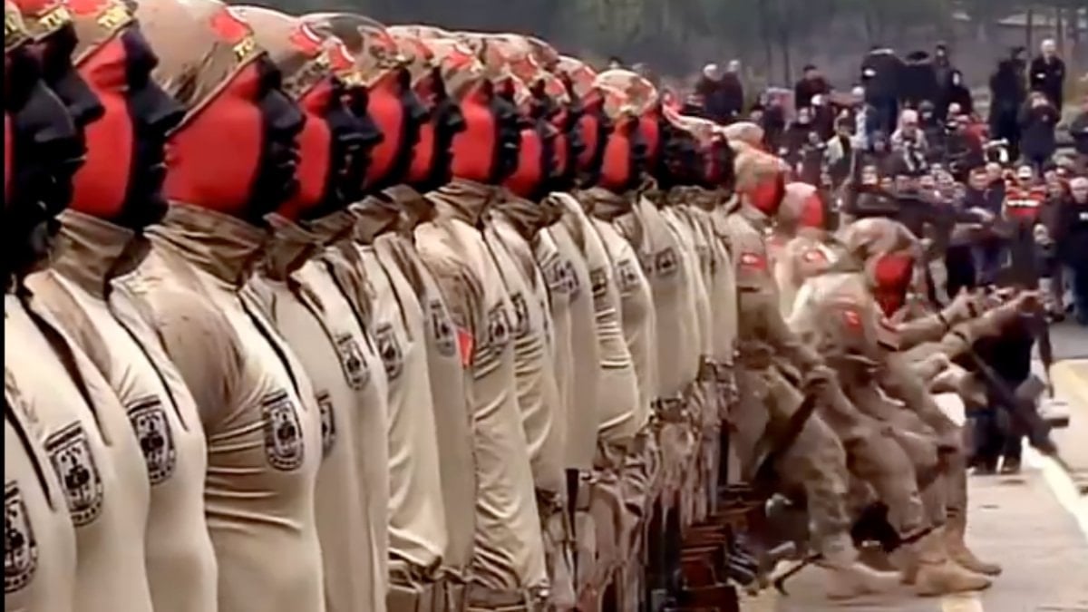 Kahraman askerlerimizin senkronizasyonu izleyenleri hayran bıraktırdı