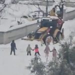 Kahramanmaraş’ta çocuklar, karların temizlenmesini engellemek için ekiplerin yolunu kesti