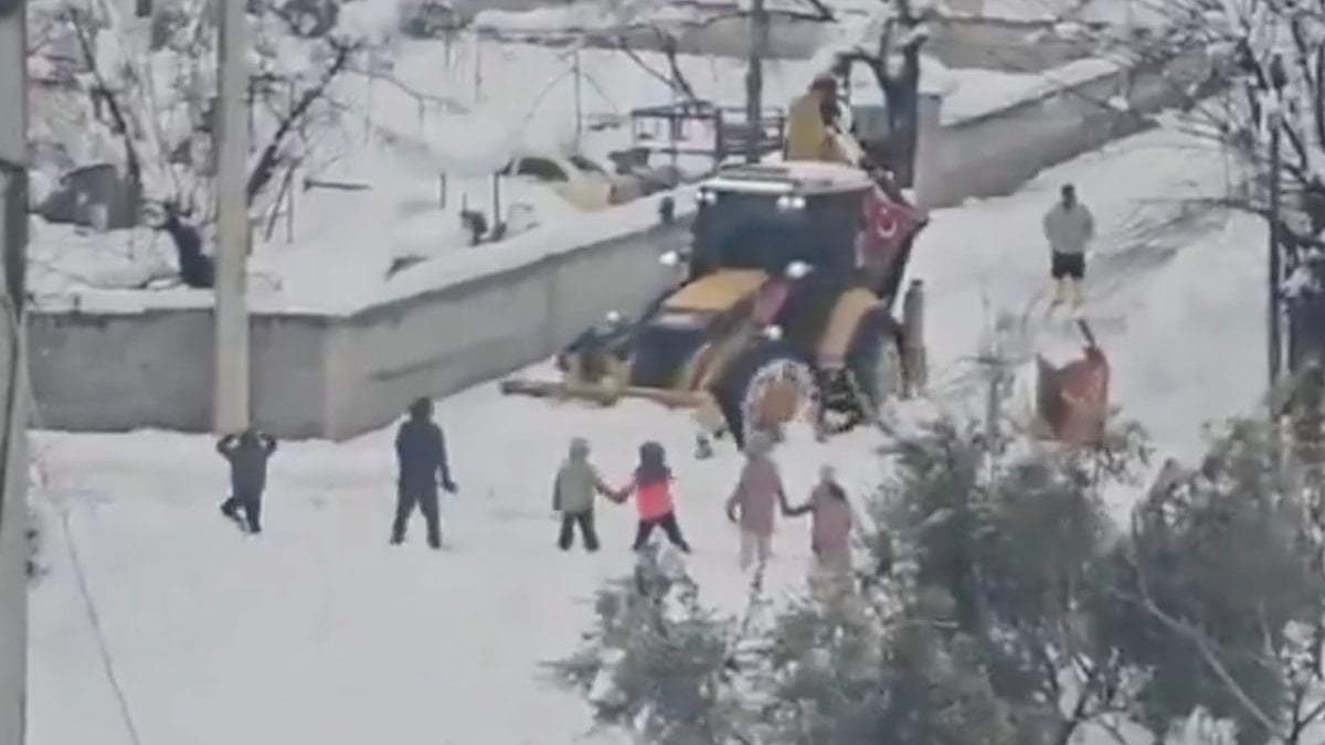 Kahramanmaraş’ta çocuklar, karların temizlenmesini engellemek için ekiplerin yolunu kesti