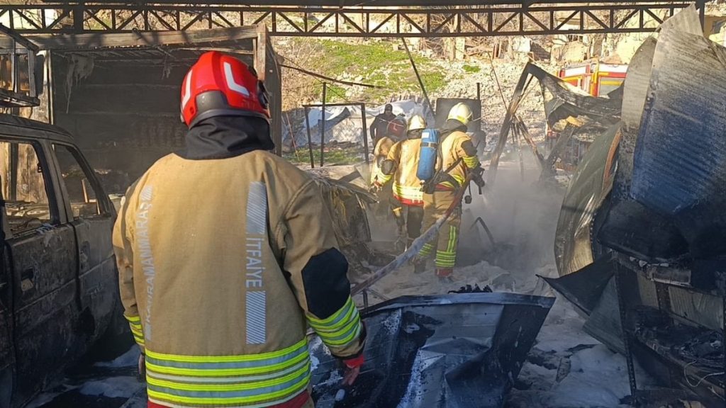 Kahramanmaraş’ta konteyner çarşı alevlere teslim oldu