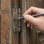 Kapılara kurşun kalem sürmek mucize çıktı! Bakın ne işe yarıyor…