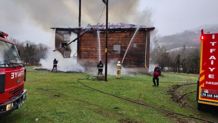 Karabük’te 450 yıllık ahşap cami cuma namazı sırasında alevlere teslim oldu