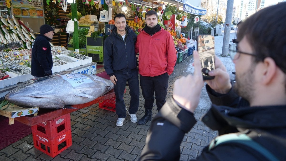Karadeniz’de avlanan 353 kiloluk dev orkinos ilgi odağı oldu