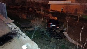 Karaman’da kontrolden çıkan araç bahçeye uçtu