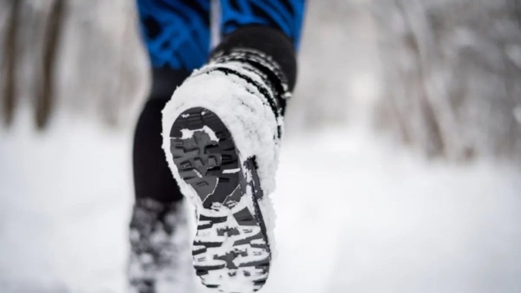 Karda buzda güvenle yürütüyor: Ayakkabının altına bir damla sürün…