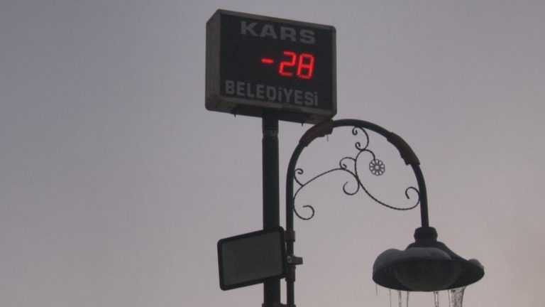 Kars buz tuttu: Termometreler eksi 28’i gösterdi