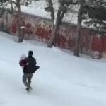 Kars’ta hasta annesini kucağında sağlık merkezine taşıdı