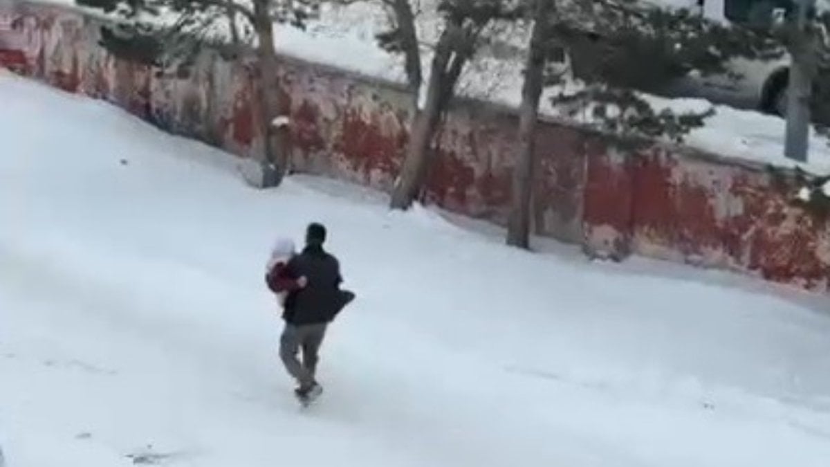 Kars’ta hasta annesini kucağında sağlık merkezine taşıdı