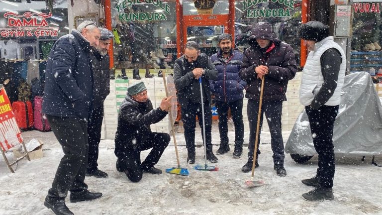 Kars’ta kar nedeniyle 130 köy yolu kapandı