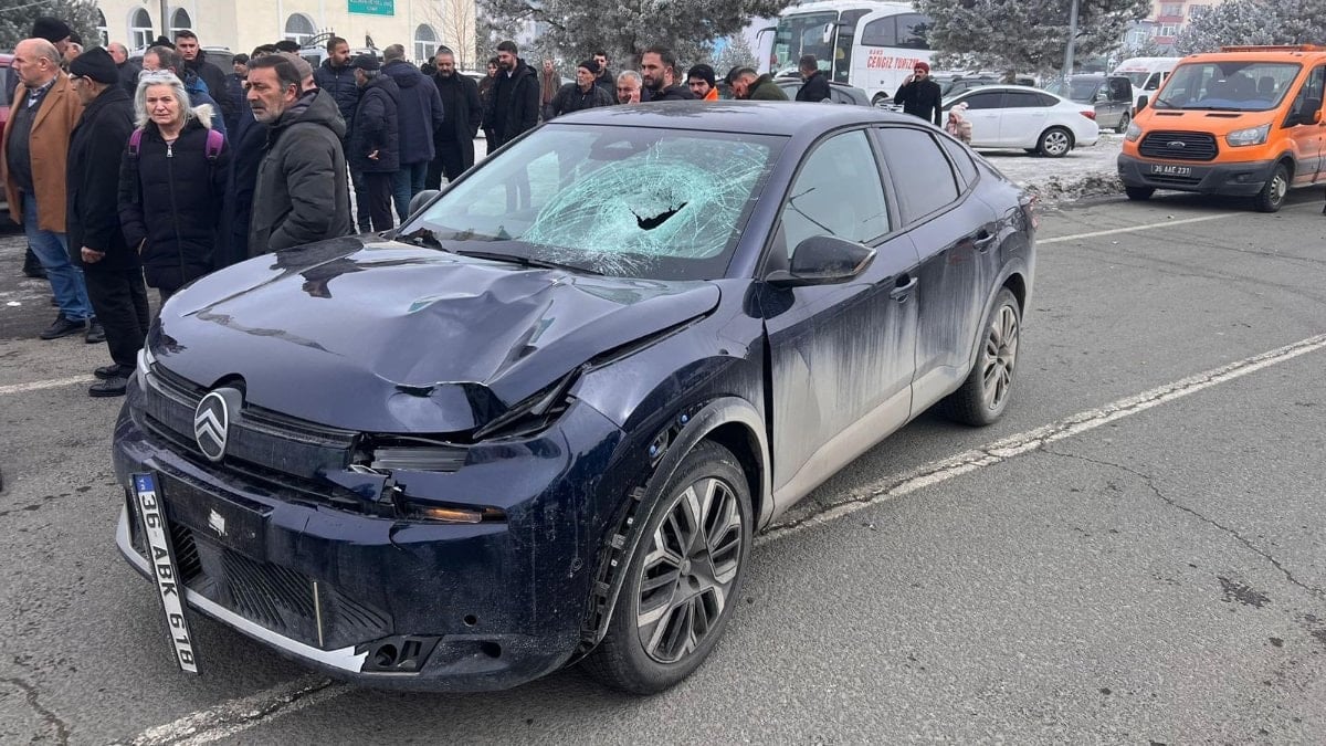 Kars’ta otomobilin çarptığı adam kalp masajına rağmen hayata tutunamadı