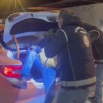 Kars’ta taksinin bagajından kaçak göçmen çıktı