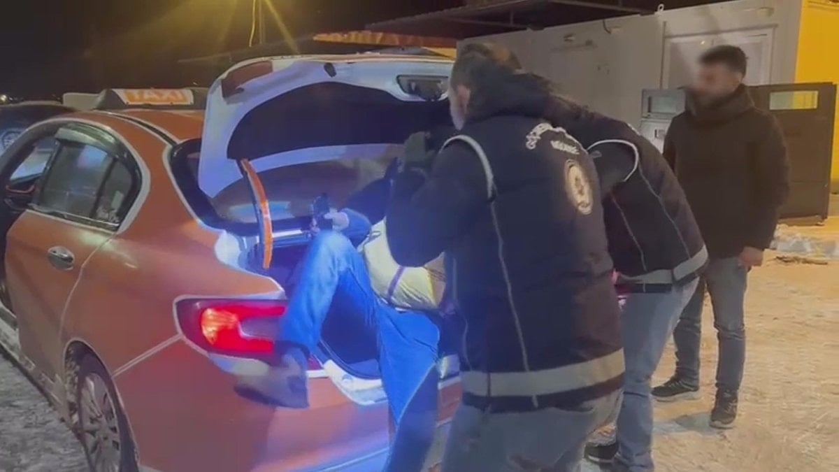 Kars’ta taksinin bagajından kaçak göçmen çıktı