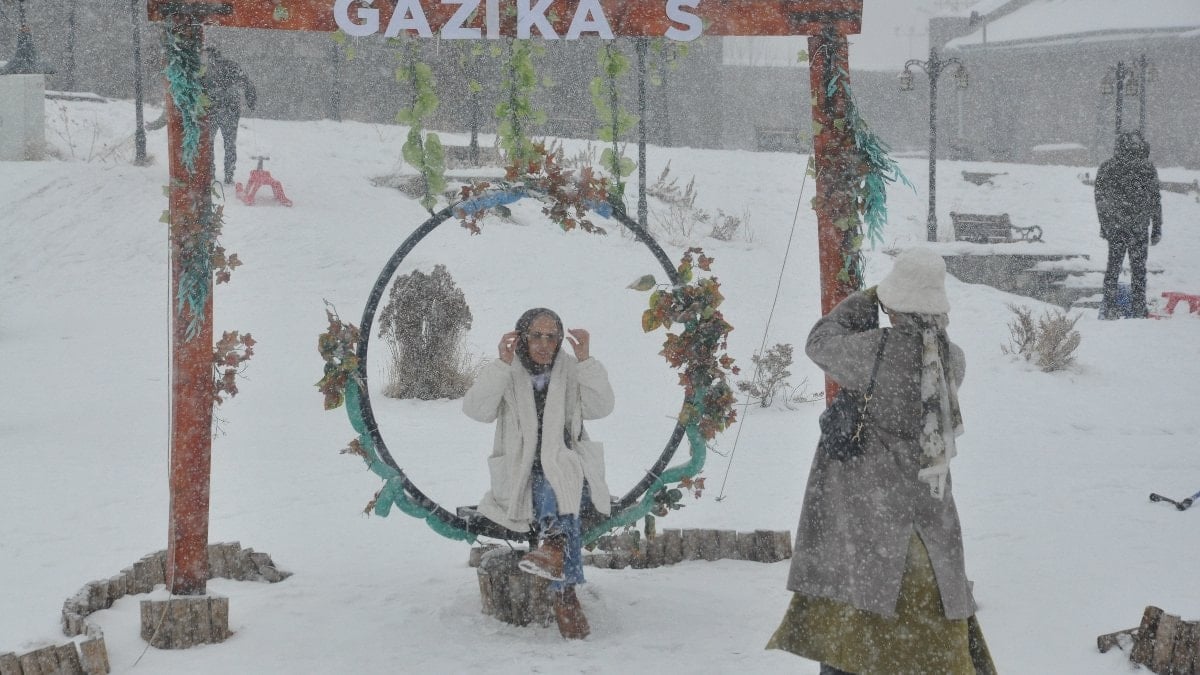 Kars’ta vatandaşlar sokağa çıkarak kar yağışının tadını çıkardı