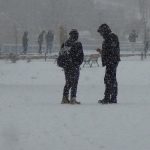 Kars’ta vatandaşlar yoğun kar yağışı altında halay çekti