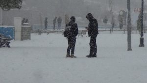 Kars’ta vatandaşlar yoğun kar yağışı altında halay çekti