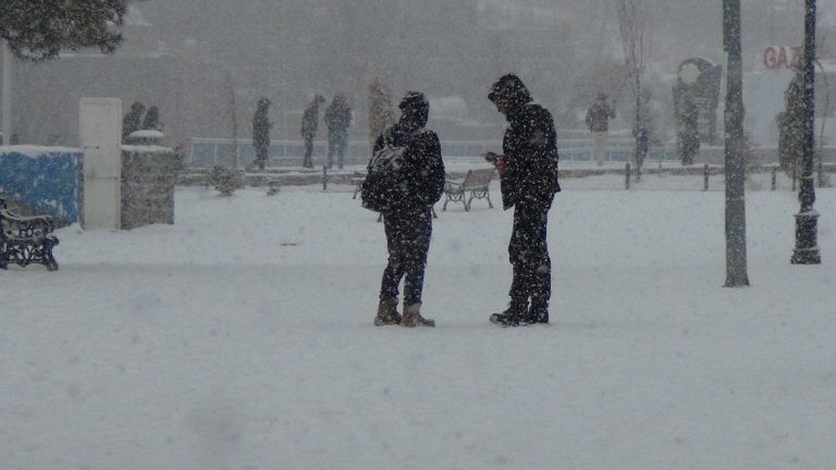 Kars’ta vatandaşlar yoğun kar yağışı altında halay çekti