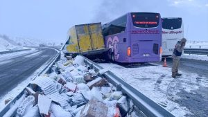 Kars’ta yolcu otobüsü kamyona çarptı: 9 yaralı