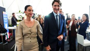 Katy Perry ile Justin Trudeau, Davos’ta el ele