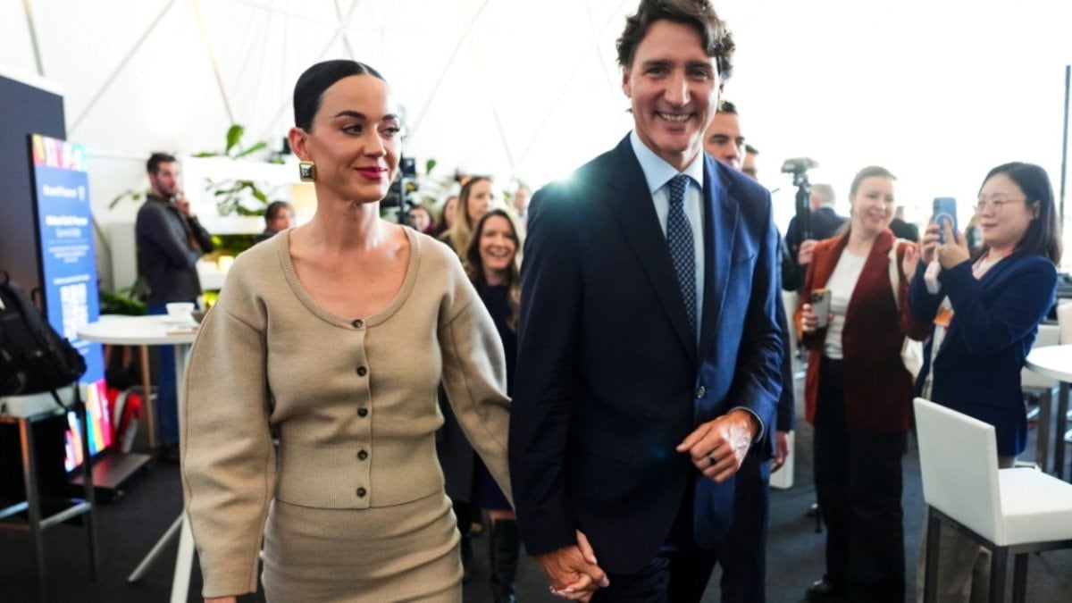 Katy Perry ile Justin Trudeau, Davos’ta el ele