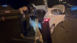 Kayseri’de otomobilin koltuk başlığına gizlenmiş uyuşturucu ele geçirildi