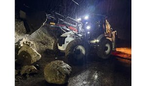 Kemer’de istinat duvarı çöktü