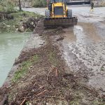 Kemer’de köprüleri tıkayan tomruklar temizlendi