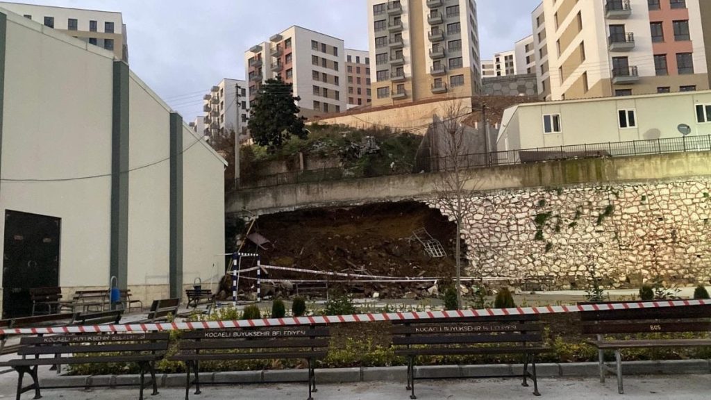Kocaeli’de 10 metrelik istinat duvarı okul bahçesine devrildi: O anlar kamerada