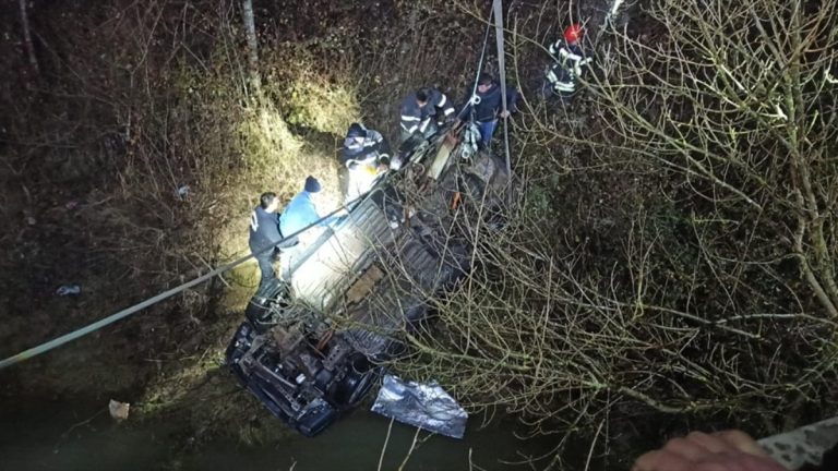 Kocaeli’de çaya düşen otomobildeki baba ve oğlu can verdi