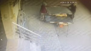 Kocaeli’de güpegündüz hırsızlık: İki kadın dev panelleri çekçeke yükleyip götürdü