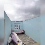 Kocaeli’de şiddetli rüzgarın bir evin çatısını tamamen yerinden söktü