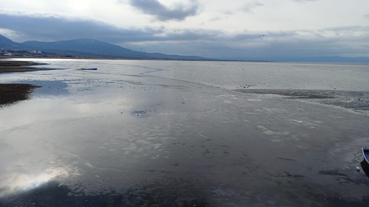Konya Beyşehir Gölü’nün yüzeyi buz tuttu