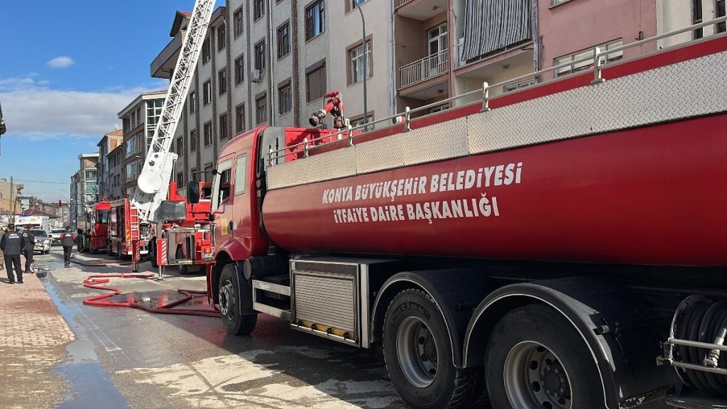 Konya’da apartmanın çatısında çıkan yangın korkuttu