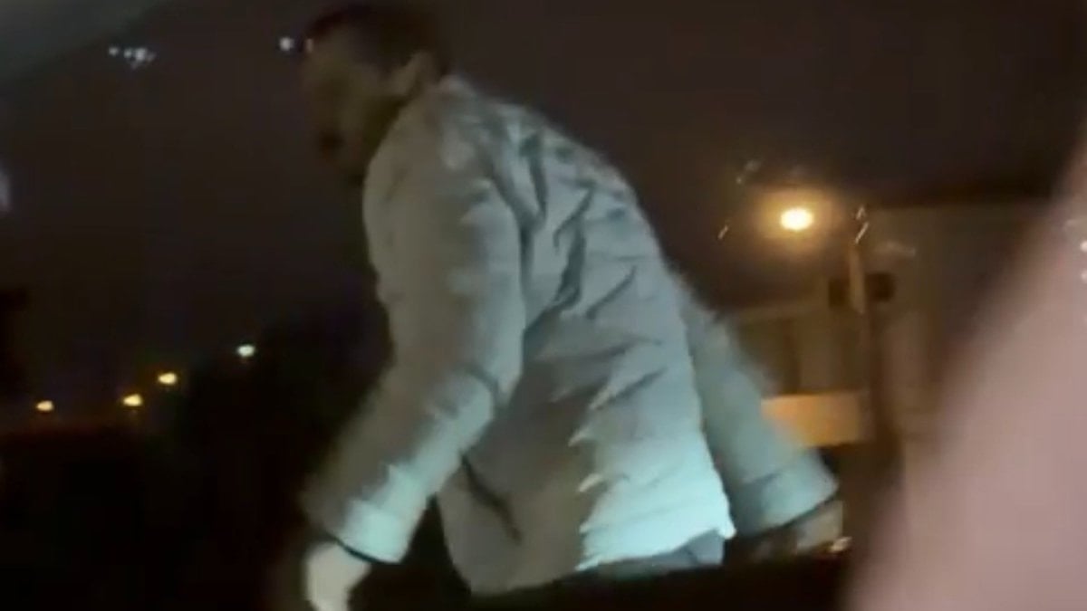 Konya’da dehşet anları: Araçtakilere bıçakla saldırdı