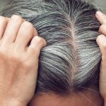 Kuaförlerin gizli tutmak istediği yöntem: Beyaz saçlar boyasız nasıl kapanır?