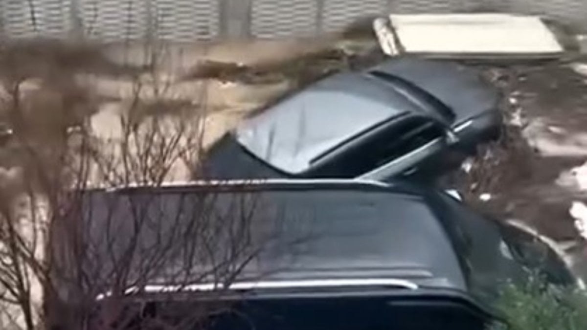 Kuşadası’nda yarım saatlik sağanak sele dönüştü: Araçlar sulara kapıldı