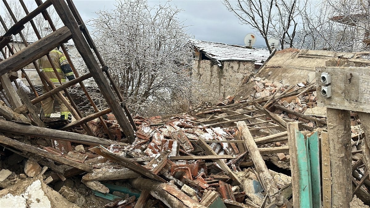 Kütahya’da kerpiç ev yıkıldı