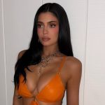 Kylie Jenner’ın havuz başı pozları! Bikinisi küçük geldi